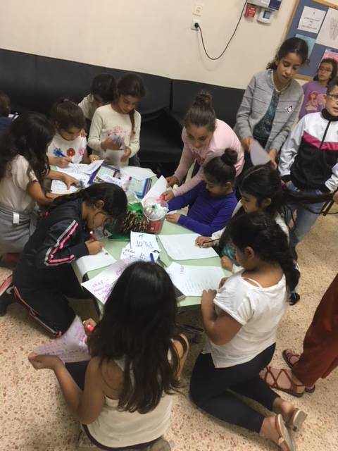 Adèle et Joanna, Volontaires en Service Civique avec CIEUX et l’IVA à l’école arabe de Tamra (Israël)"Un autre lieu de travail